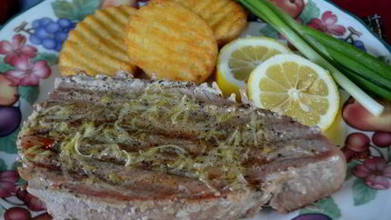 Стейки тунца с лимонным маслом и черным перцем