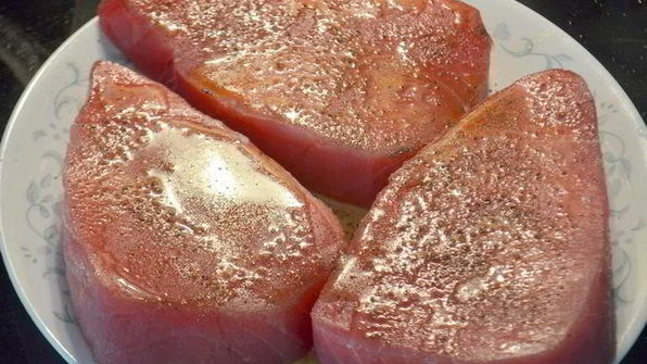 стейки тунца с лимонным маслом и черным перцем