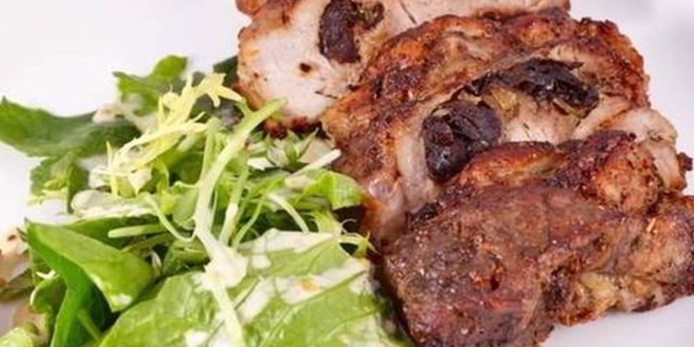 Рецепт свиного стейка со сливовой начинкой