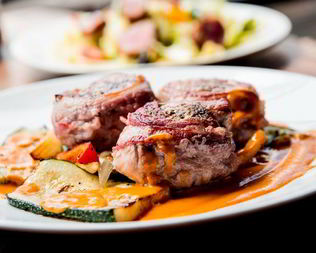 Свиные стейки в бархатном соусе