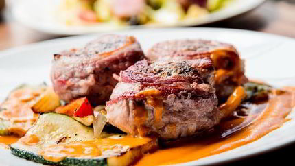 Свиные стейки в бархатном соусе