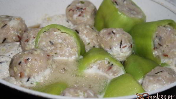 фаршированные перцы и тефтели со свининой, курицей и кабачком