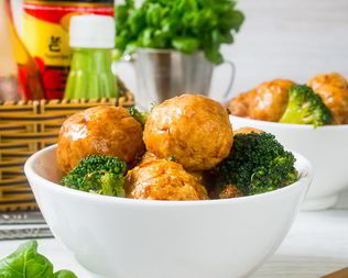 Куриные тефтели с брокколи в китайском стиле
