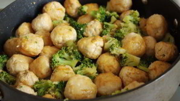 куриные тефтели с брокколи в китайском стиле