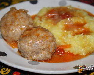 Нежные домашние тефтели в томатной подливе