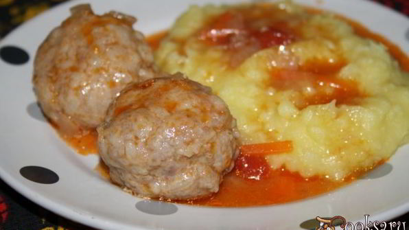 нежные домашние тефтели в томатной подливе