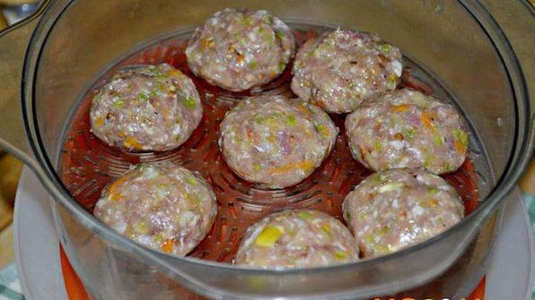 паровые тефтели с гречкой и кабачками