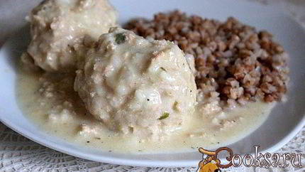 Тефтели-ежики из семги в сметанном соусе