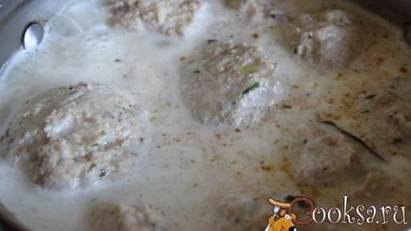 тефтели-ежики из семги в сметанном соусе