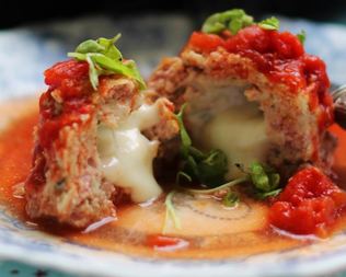 Тефтели из индейки с моцареллой под соусом Маринара