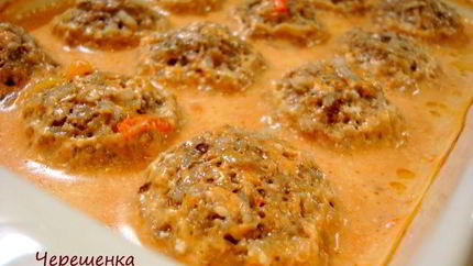 Тефтели с грибами, запеченные в духовке в томатно-сметанном соусе