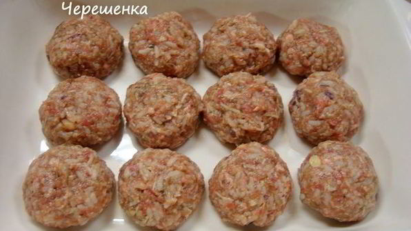 тефтели с грибами, запеченные в духовке в томатно-сметанном соусе