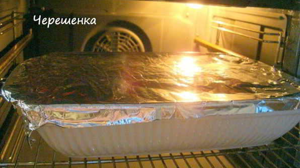 тефтели с грибами, запеченные в духовке в томатно-сметанном соусе