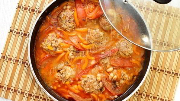 тефтели в томате с фасолью и перцем