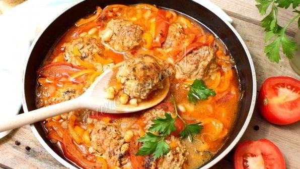 тефтели в томате с фасолью и перцем