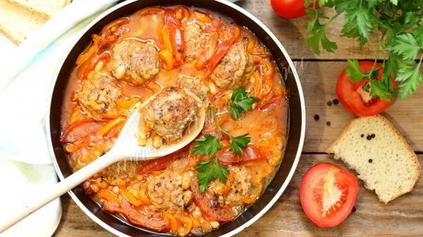 тефтели в томате с фасолью и перцем