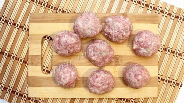 тефтели в томате с фасолью и перцем