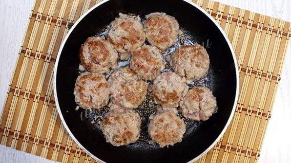 тефтели в томате с фасолью и перцем