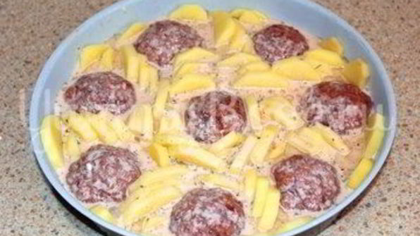 тефтели запеченные с картофелем