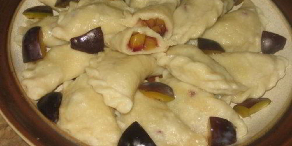 Рецепт вареников из творожного теста со сливами