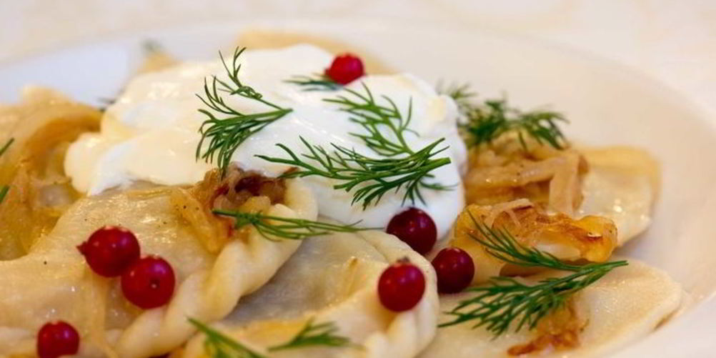 Рецепт вареников с кислой капустой и мятым картофелем