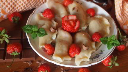 Заварные вареники с клубникой и шоколадом