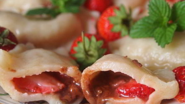 заварные вареники с клубникой и шоколадом