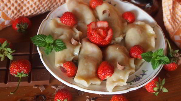 заварные вареники с клубникой и шоколадом