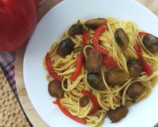 Яичная лапша с овощами по-азиатски