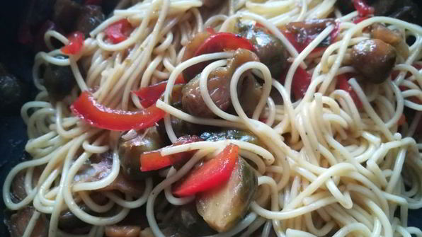 яичная лапша с овощами по-азиатски