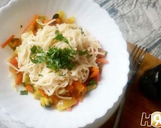 Яичная лапша с овощами