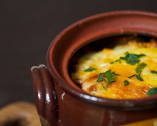 Куриное жаркое в горшочках