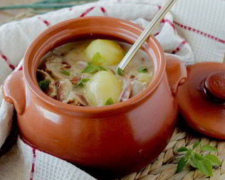 Мясное жаркое в соусе из сливок и белого вина