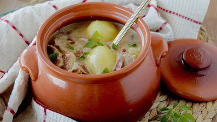 Мясное жаркое в соусе из сливок и белого вина