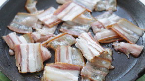 мясное жаркое в соусе из сливок и белого вина