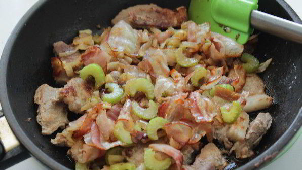 мясное жаркое в соусе из сливок и белого вина