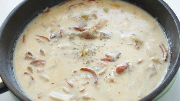 мясное жаркое в соусе из сливок и белого вина