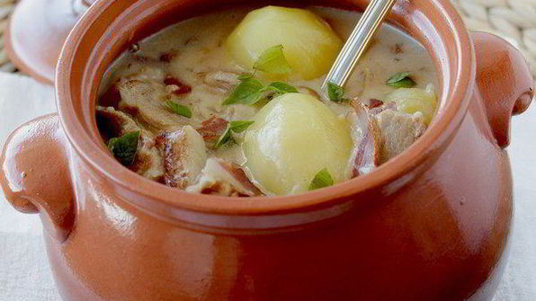 мясное жаркое в соусе из сливок и белого вина