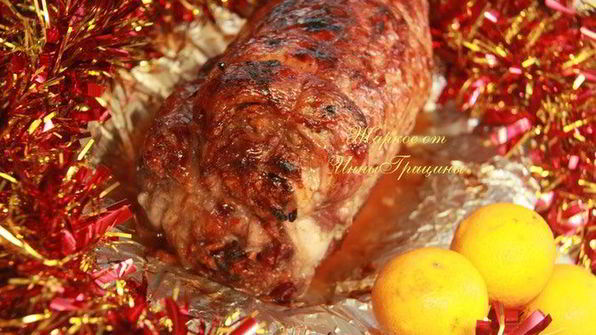 жаркое из свинины, фаршированное яблоками и клюквой