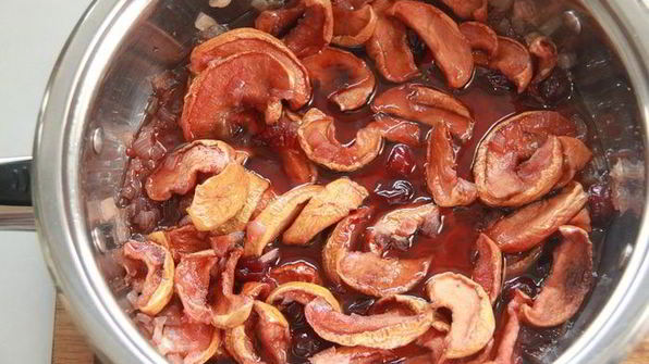 жаркое из свинины, фаршированное яблоками и клюквой