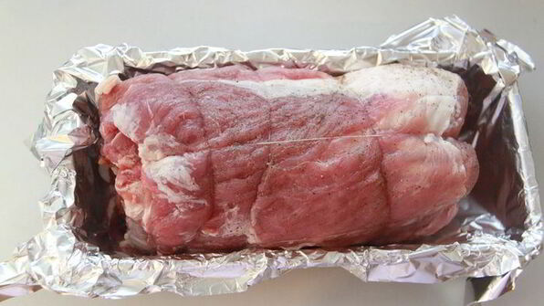 жаркое из свинины, фаршированное яблоками и клюквой