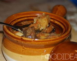 Жаркое из свинины в горшочках