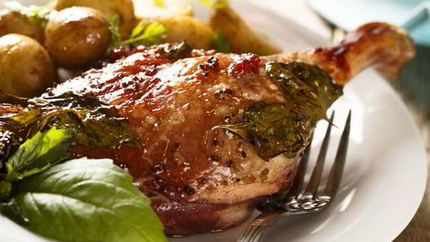 Жаркое из утки с капустой и виноградом