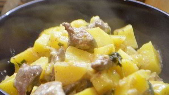 жаркое с картофелем и куриной печенью