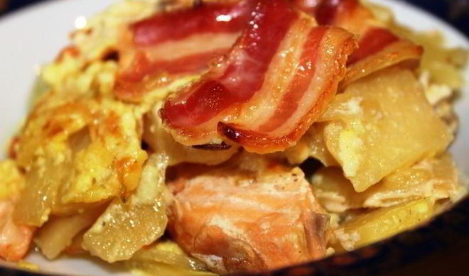 Жаркое с семгой и беконом в горшочке