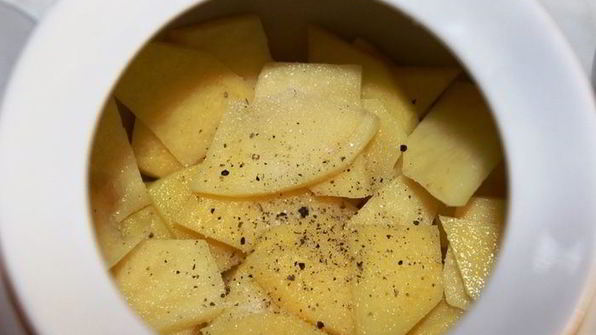 жаркое с семгой и беконом в горшочке