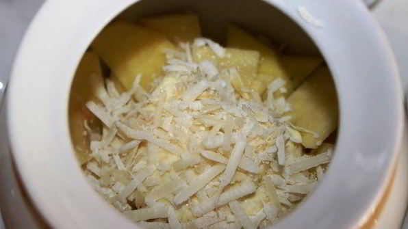 жаркое с семгой и беконом в горшочке