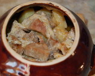 Жаркое со свининой в горшочках