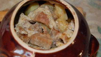 Жаркое со свининой в горшочках