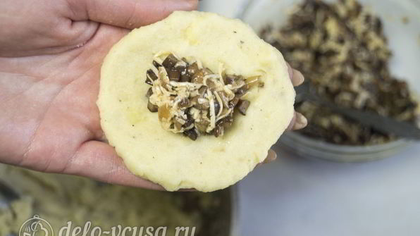картофельные зразы с грибами и сыром